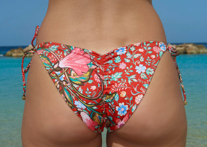 Roter Blumen-Bikini zum Binden